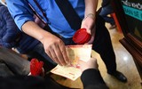 Người dân đi mua vàng trước ngày vía Thần tài vì sợ đông